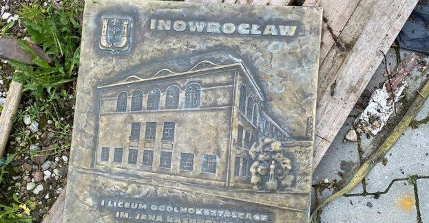 Ozdobna płyta chodnikowa odzyskana przez policjantów