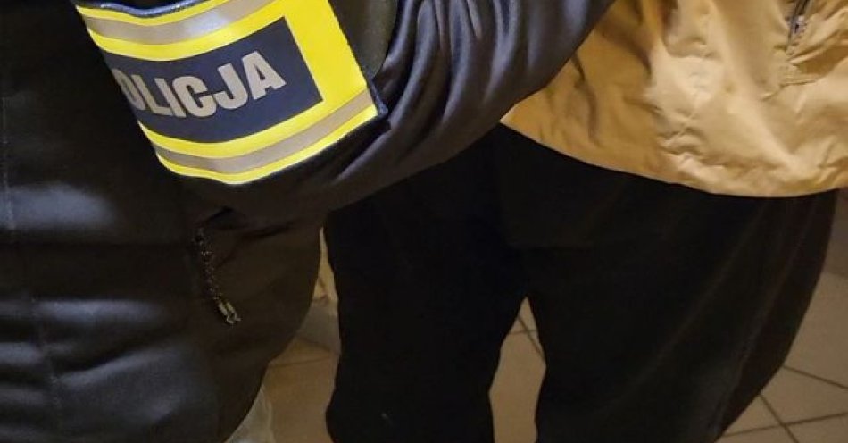 zdjęcie: Odbierak zatrzymany po odebraniu 100 tys. zł w Świeciu / fot. KPP w Świeciu