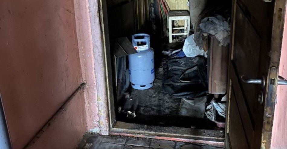 zdjęcie: Policjanci ewakuowali 24 osoby z zadymionej kamienicy / fot. KPP w Łobzie