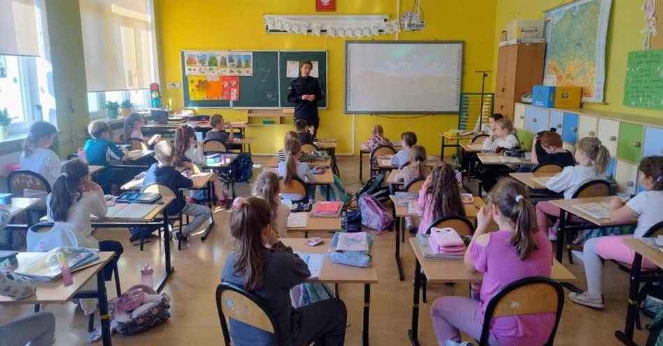 zdjęcie: Policjantka uczy o cyberprzemocy i bezpieczeństwie w SP3 Kraśnik / fot. KPP Kraśnik