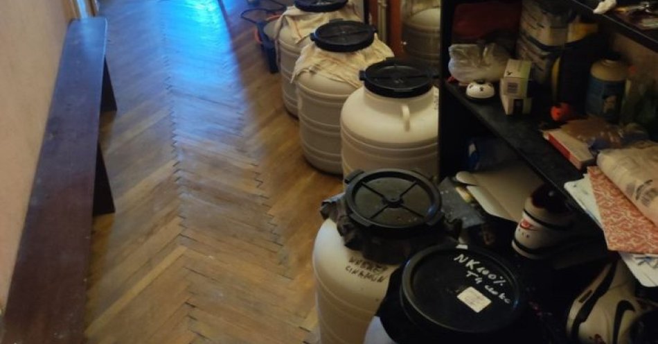 zdjęcie: Zatrzymani w Tarnowie za produkcję alkoholu i posiadanie narkotyków / fot. KMP w Tarnowie