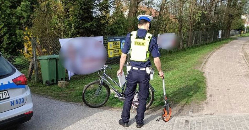 zdjęcie: Policjanci ustalają przyczyny wypadku z udziałem rowerzystki / fot. KPP w Pruszczu Gdańskim