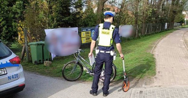 Policjanci ustalają przyczyny wypadku z udziałem rowerzystki