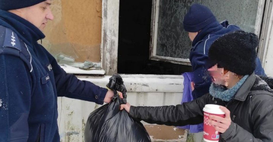 zdjęcie: Pomoc niesiona bezdomnym-potrzebującym w okresie zimy przez gorlickich dzielnicowych. / fot. KMP w Gorlicach