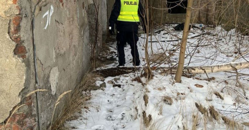 zdjęcie: Dzielnicowi sprawdzają miejsca zagrożone wychłodzeniem / fot. KPP w Gryficach