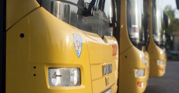 Policja pomogła pasażerowi, który obudził się w nocy w pustym i zamkniętym autobusie