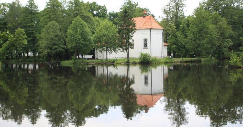 zdjęcie: Trwa remont zabytkowego kościoła „na wodzie” w Zwierzyńcu / fot. PAP