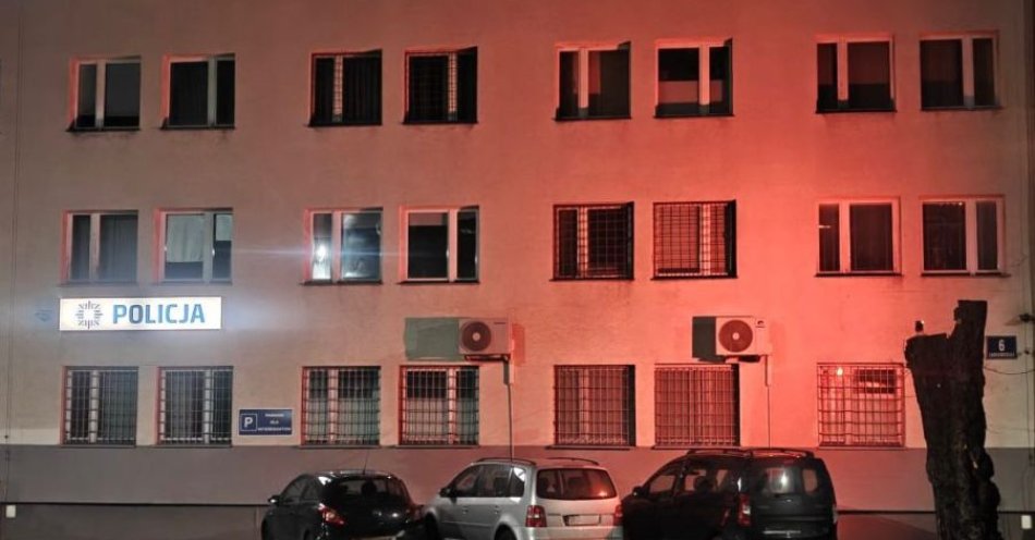 zdjęcie: Komenda w Nisku podświetlona na czerwono przeciw przemocy wobec dzieci / fot. KPP w Nisku fot.: KPP w Nisku