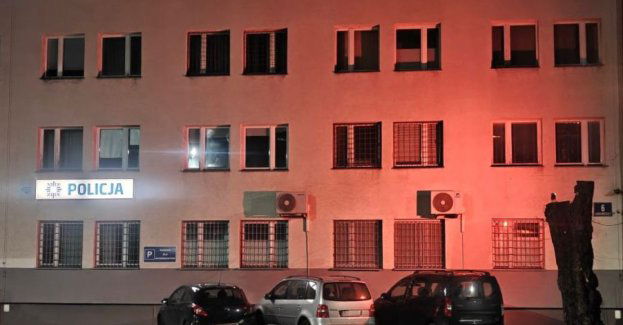 Komenda w Nisku podświetlona na czerwono przeciw przemocy wobec dzieci