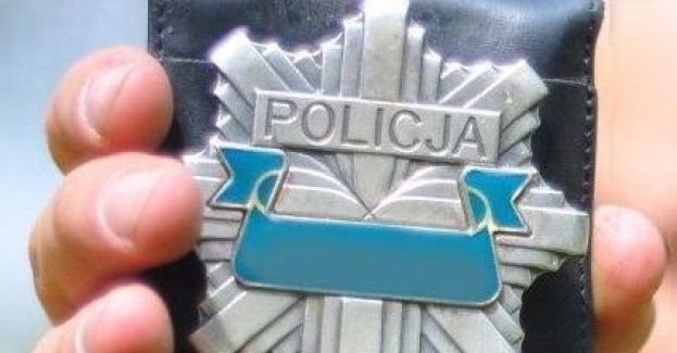 Miał pecha. Brawurowo wyprzedził samochód... będącego na wolnym policjanta