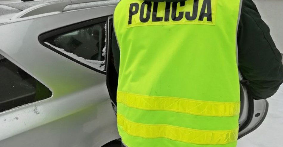 zdjęcie: 18-latka, która ukradła ubrania z jednego ze sklepów w galerii handlowej, szybko trafiła w ręce wałbrzyskich policjantów / fot. KMP w Wałbrzychu