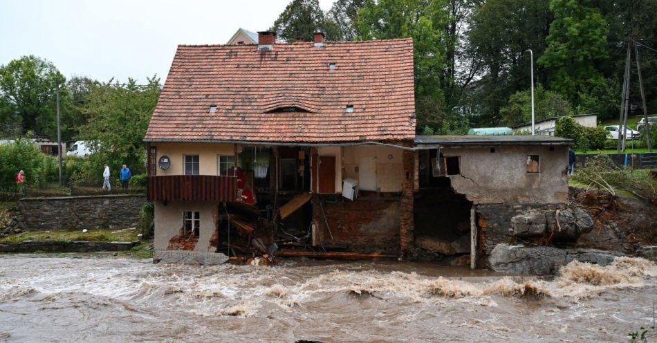 zdjęcie: 10 tys. pomocy doraźnej dla powodzian; stan klęski ma trwać 30 dni / fot. PAP