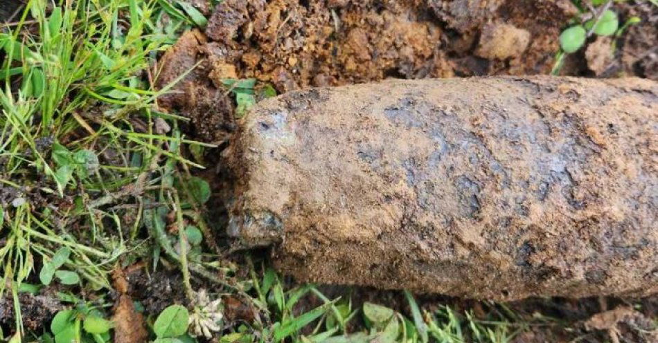 zdjęcie: Prace rolne i pocisk artyleryjski / fot. KMP w Tarnowie
