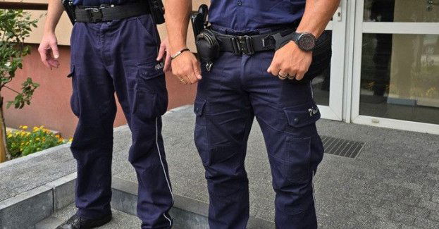 Dzielnicowi z Leszna uratowali zalane mieszkanie podczas urlopu