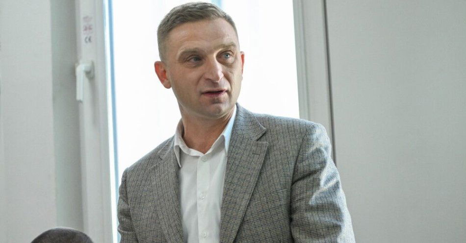 zdjęcie: Sąd uchylił postanowienie o umorzeniu postępowania przeciwko Bąkiewiczowi / Warszawa, 01.04.2026. Działacz środowisk narodowych Robert Bąkiewicz na sali rozpraw Sądu Rejonowego dla Warszawy Śródmieścia, 1 bm. Trwa proces byłego przewodniczącego Stowarzyszenia Marsz Niepodległości Roberta Bąkiewicza ws. naruszenia nietykalności cielesnej aktywistki Angeliki Domańskiej podczas protestów przeciwko wyrokowi Trybunału Konstytucyjnego w sprawie aborcji w 2020 r. (jm) PAP/Piotr Nowak