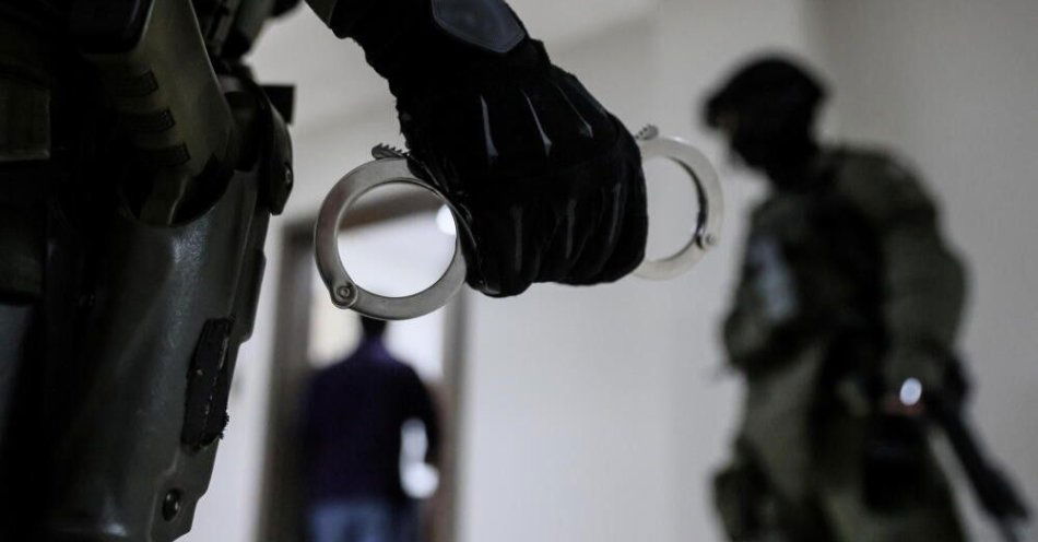 zdjęcie: CBŚP zatrzymało Ralfa G. podejrzewanego m.in. o oszustwa przy realizacji kontraktów na rzecz NATO / Warszawa, 19.12.2022. Funkcjonariusz CBŚP trzymający kajdanki - zdjęcie ilustracyjne. (ls/ibor) PAP/Leszek Szymański