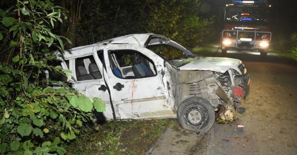 zdjęcie: Dachowanie fiata w Teodorówce. Jedna osoba ciężko ranna / fot. KMP w Krośnie