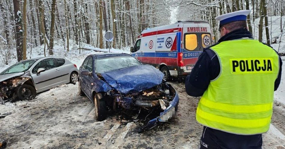 zdjęcie: Czołowe zderzenie dwóch pojazdów, osoby poszkodowane trafiły do szpitala / fot. KPP w Złotoryi