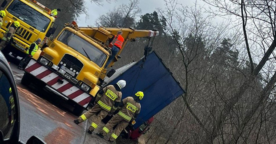 zdjęcie: Ciężarówka w przydrożnym rowie / fot. KPP Brodnica