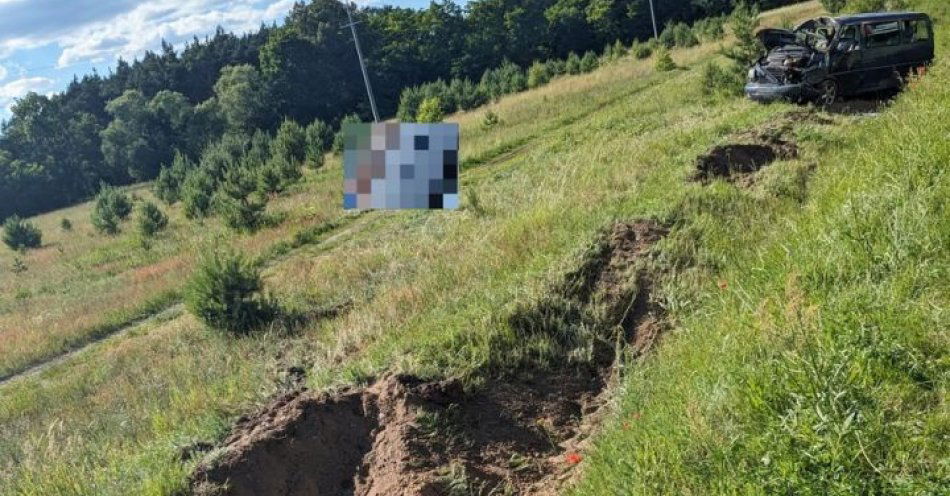 zdjęcie: Policjanci wyjaśniają przyczyny wypadku / fot. KPP Szamotuły