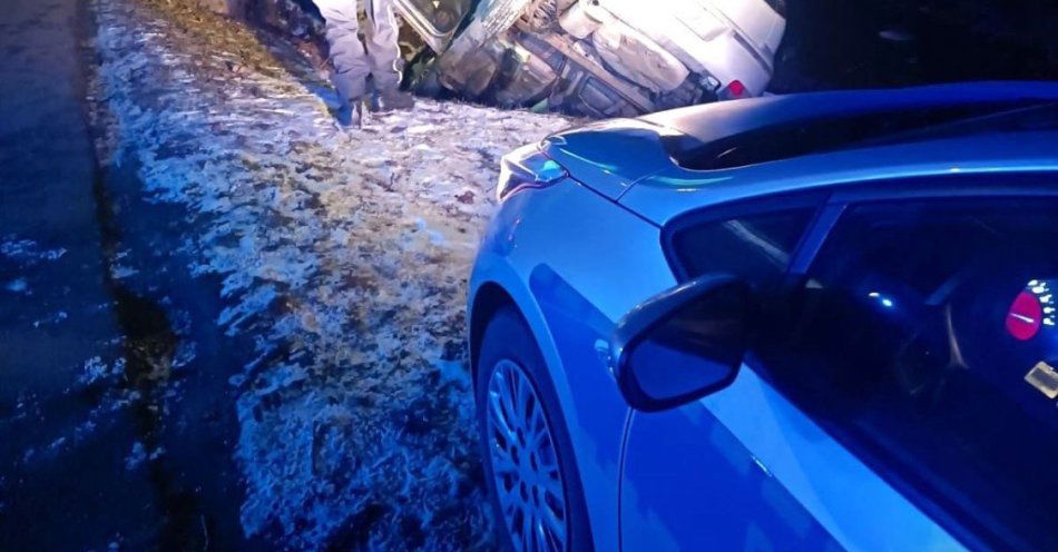 zdjęcie: Czujność drogówki uratowała życie kierowcy nad potokiem / fot. KPP w Cieszynie