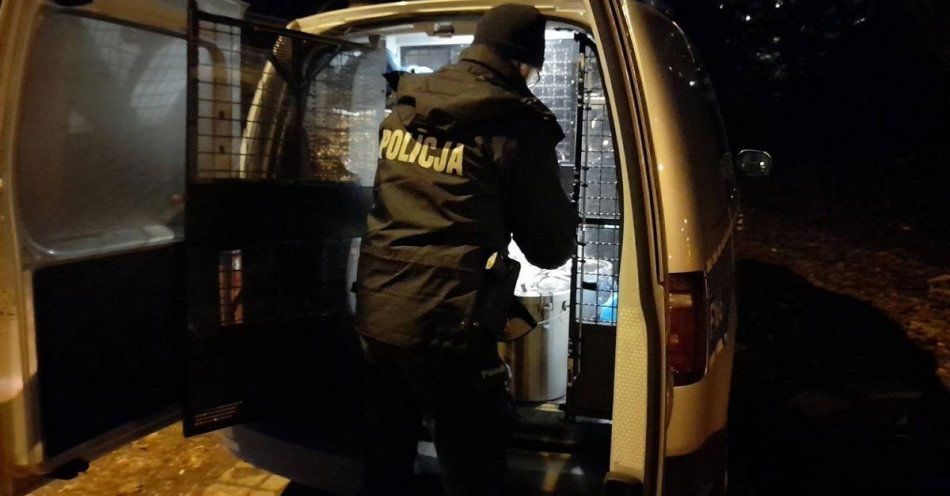 zdjęcie: Łódzcy policjanci wraz z streetworkerami ponownie kontrolowali miejsca, w których przebywają bezdomni / fot. KMP w Łodzi