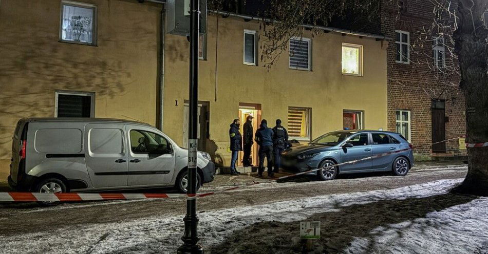 zdjęcie: Tragedia w Chełmie. Matka i troje dzieci ofiarami czadu / Chełmno, 15.01.2026. Miejsce śmierci matki i trójki dzieci wskutek zatrucia tlenkiem węgla w kamienicy w śródmieściu Chełmna, 15 bm. Wszystko wskazuje na to, że przyczyną zaczadzenia był ulatniający się gaz z instalacji przepływowego podgrzewacza wody. (ad) PAP/Tomasz Więcławski  ***Do tego materiału zdjęciowego dostępna jest również depesza w systemie CSI, pt.: Kujawsko-pomorskie/ Matka i troje dzieci ofiarami czadu***