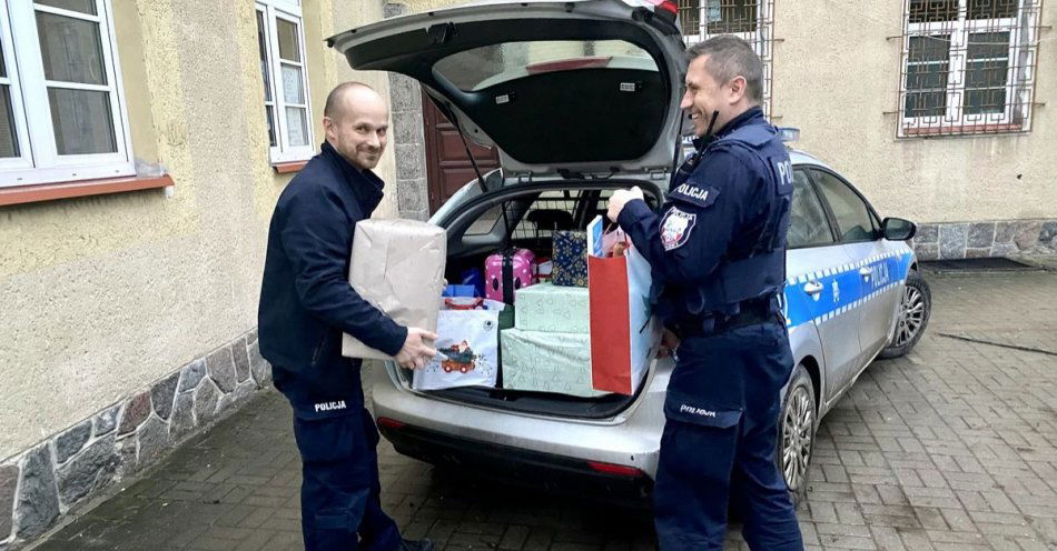 zdjęcie: Lidzbarscy policjanci obdarowali potrzebującą rodzinę świątecznymi paczkami / fot. KPP w Lidzbarku Warmińskim