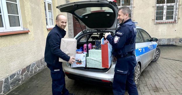 Lidzbarscy policjanci obdarowali potrzebującą rodzinę świątecznymi paczkami