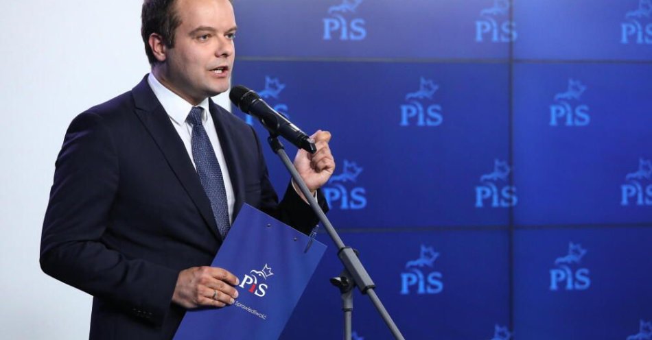 zdjęcie: Bochenek: w prawach członka PiS zawieszony został także Jerzy Wal / Warszawa, 30.05.2023. Rzecznik PiS Rafał Bochenek na konferencji prasowej w Warszawie, 30 bm. Spotkanie dot. ustawy o Państwowej Komisji ds. badania wpływów rosyjskich na bezpieczeństwo wewnętrzne RP w latach 2007-2022. (tg/ibor) PAP/Tomasz Gzell