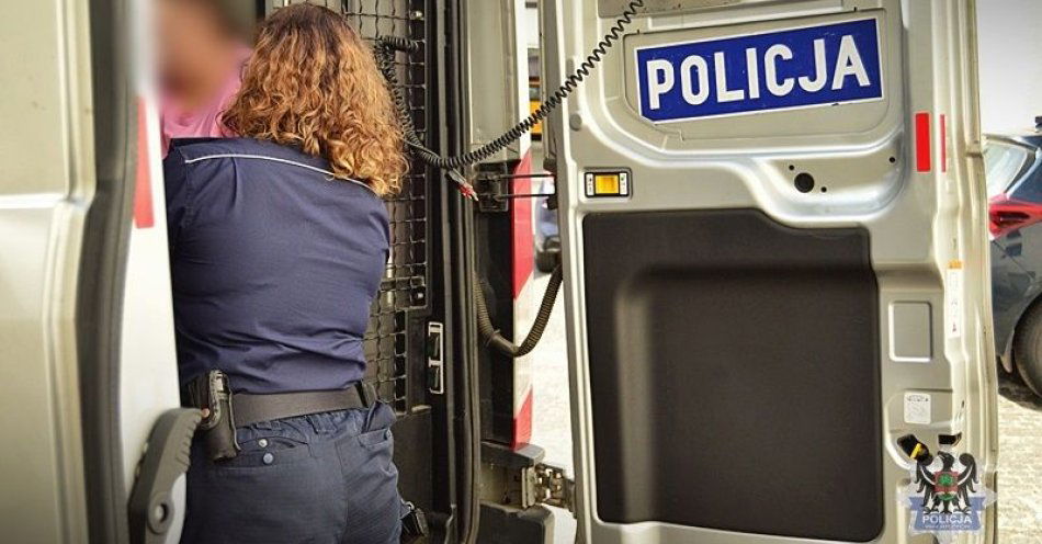 zdjęcie: Zatrzymana 27-latka była poszukiwana za niealimentację i na najbliższe pół roku trafi za kraty więzienia / fot. KMP w Wałbrzychu