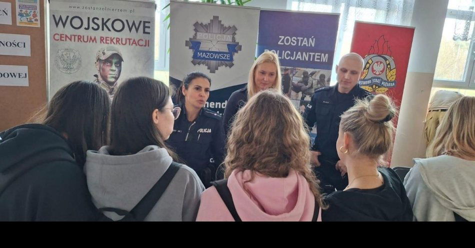 zdjęcie: Policja w Ostrołęce zachęca uczniów do założenia munduru / fot. KMP w Ostrołęce Policjanci z Ostrołęki promowali służbę podczas „Dnia Aktywności Zawodowej” w ZSZ nr 2