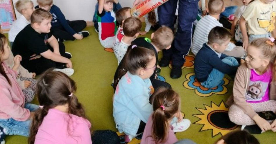 zdjęcie: Dzielnicowy uczy dzieci z Skudzaw jak być widocznym / fot. KPP w Rypinie