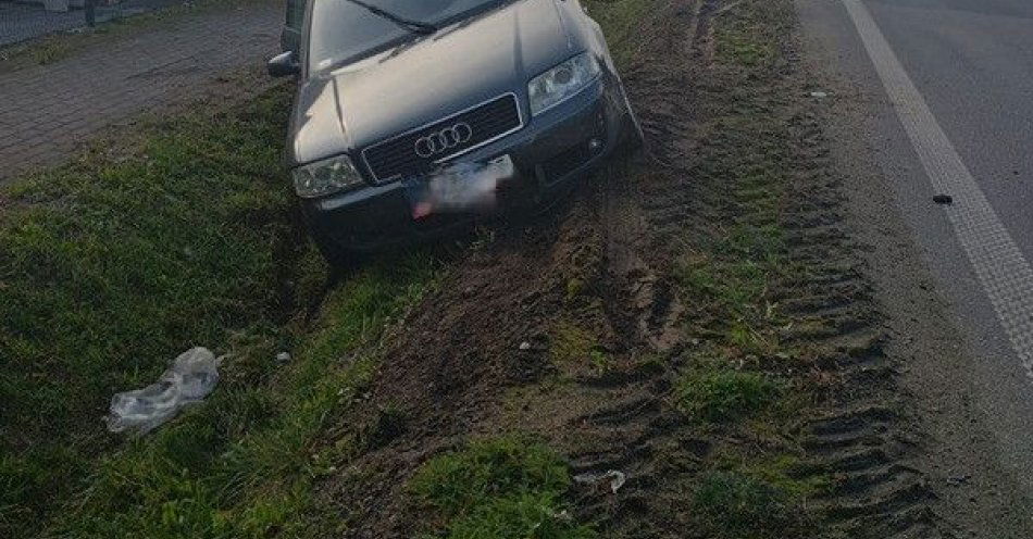 zdjęcie: Po służbie zatrzymał pijanego kierowcę który wjechał do rowu / fot. KPP Kępno