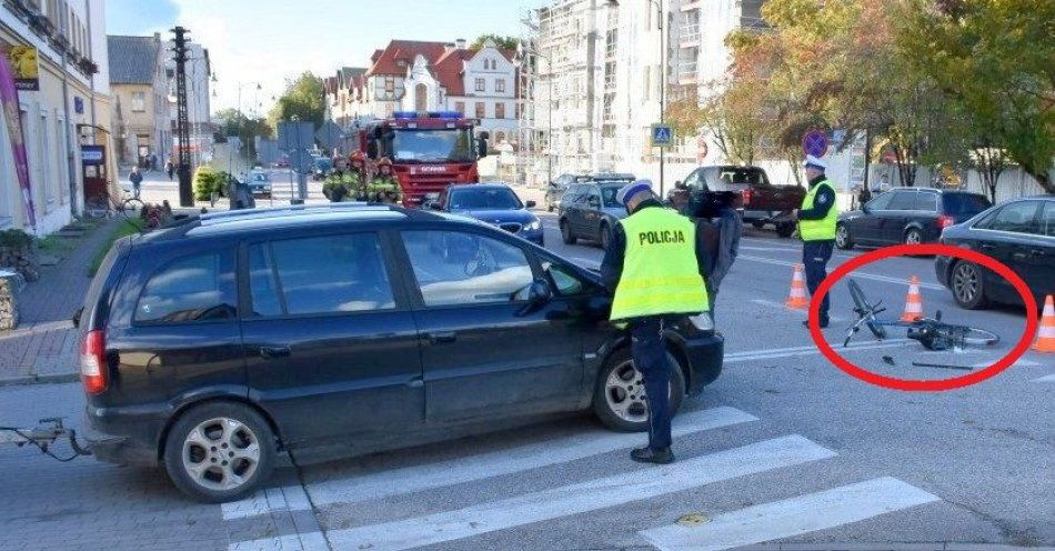 zdjęcie: Rowerzysta wjechał wprost pod samochód na przejściu dla pieszych / fot. KPP w Piszu