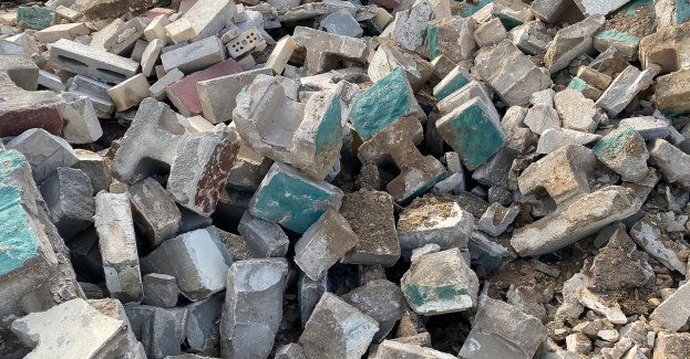 Runęła część opustoszałej kamienicy. Trwa przeszukiwanie rumowiska