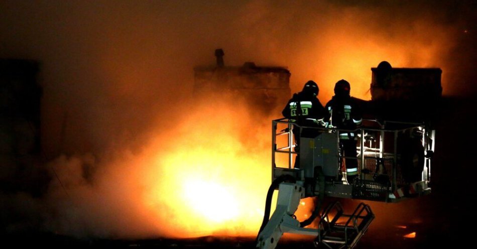 zdjęcie: Warszawa: pożar na Pradze-Południe, jedna ofiara śmiertelna / Warszawa, 16.03.2013. Strażacy gaszą pożar kamienicy przy ulicy Brzeskiej w Warszawie, późnym wieczorem 16 bm. Mieszkańcy płonącego domu i trzech przyległych budynków zostali ewakuowani. (tg/awol) PAP/Tomasz Gzell