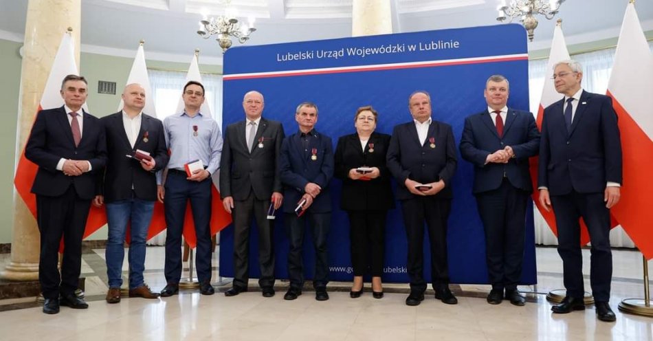 zdjęcie: Funkcjonariusz włodawskiej policji odznaczony Brązowym Krzyżem Zasługi / fot. KPP Włodawa