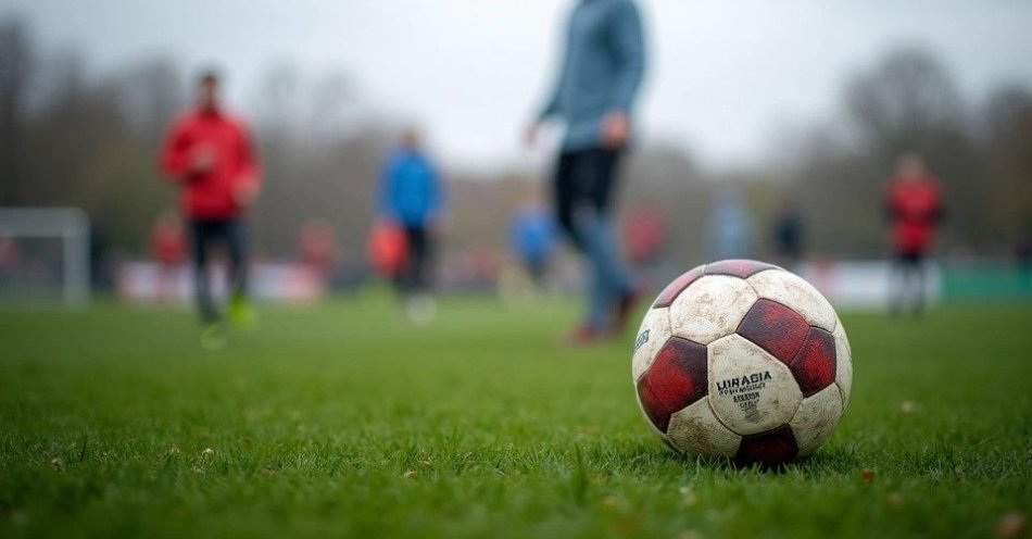 zdjęcie: Pomorzanin Sławoborze pokonał Sławę Sławno 3:2 w okręgówce / Piłka nożna na trawie podczas meczu okręgowego