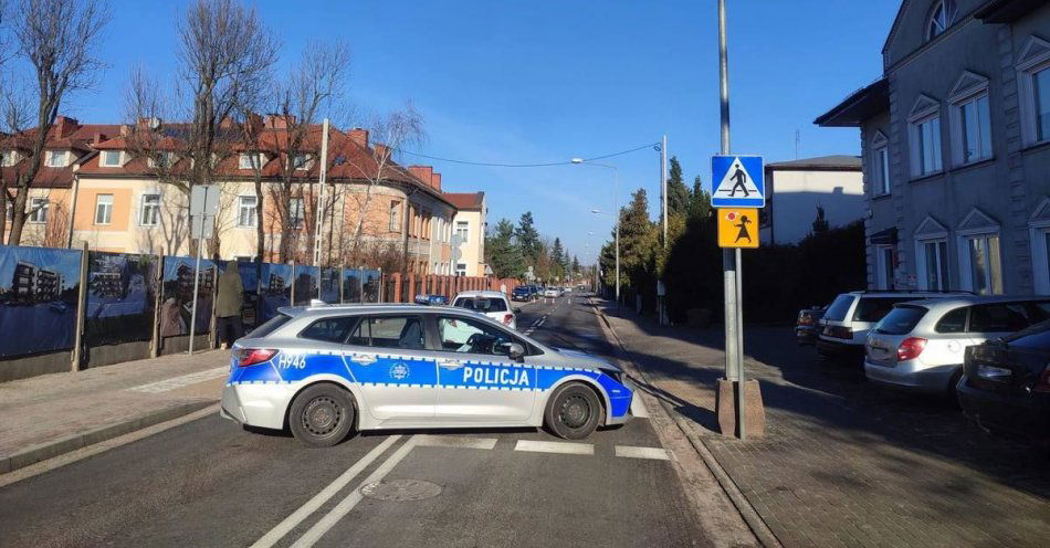 zdjęcie: Policjanci ustalają okoliczności potrącenia pieszej / fot. KPP w Sochaczewie