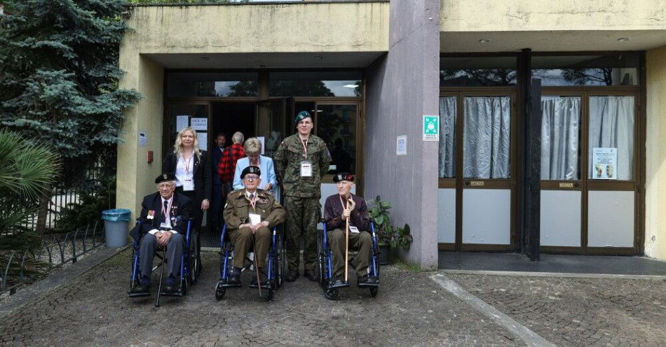 zdjęcie: Uczestnicy uroczystości rocznicowych na Monte Cassino głosują na prezydenta RP / fot. PAP