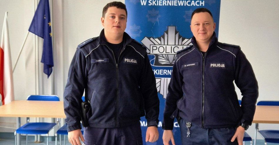 zdjęcie: Dzielnicowi szybko oddali portfel znaleziony przy kasie / fot. KMP w Skierniewicach