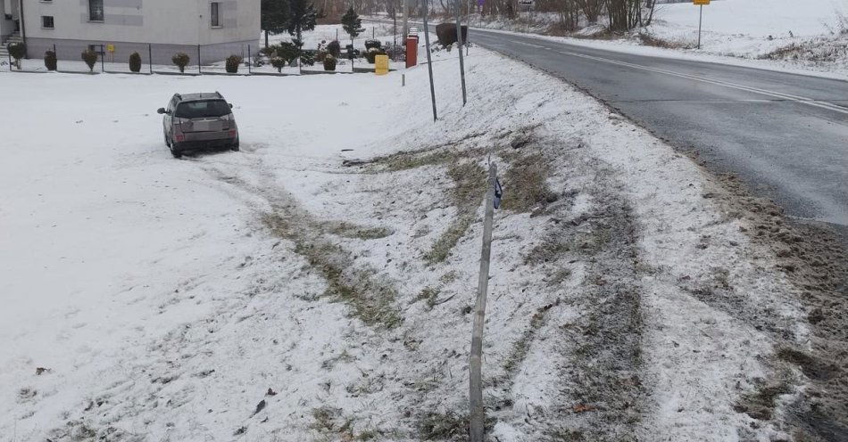 zdjęcie: Bus nie ustąpił pierwszeństwa i uderzył w osobówkę w Syryni / fot. KPP w Wodzisławiu Śląskim