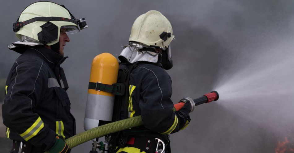 zdjęcie: Trwa dogaszanie magazynu z elektroniką w Kędzierzynie-Koźlu / v31028171