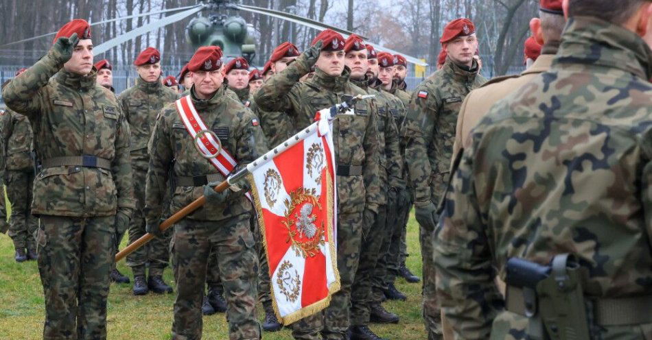 zdjęcie: 25 Brygada Kawalerii Powietrznej będzie pionierem w produkcji dronów i szkoleniu operatorów / Tomaszów Mazowiecki, 15.12.2025. Uroczystość przekazania obowiązków Dowódcy 25. Brygady Kawalerii Powietrznej, 15 bm. na terenie kompleksu wojskowego w Tomaszowie Mazowieckim. (ad) PAP/Marian Zubrzycki