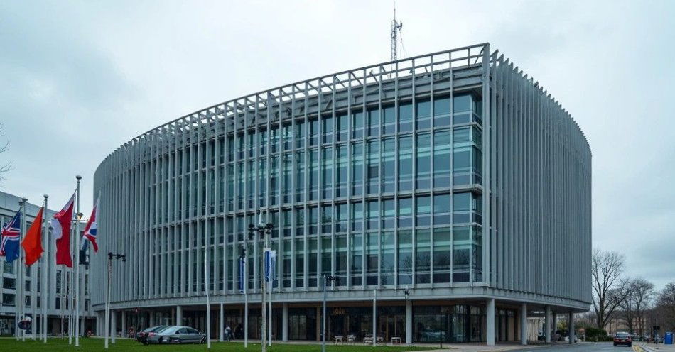 zdjęcie: Wójt Gminy Iława w Parlamencie Europejskim / Budynek Parlamentu Europejskiego w Brukseli, nowoczesna architektura ze szkła i stali, zachmurzone niebo, naturalne oświetlenie /TMAI