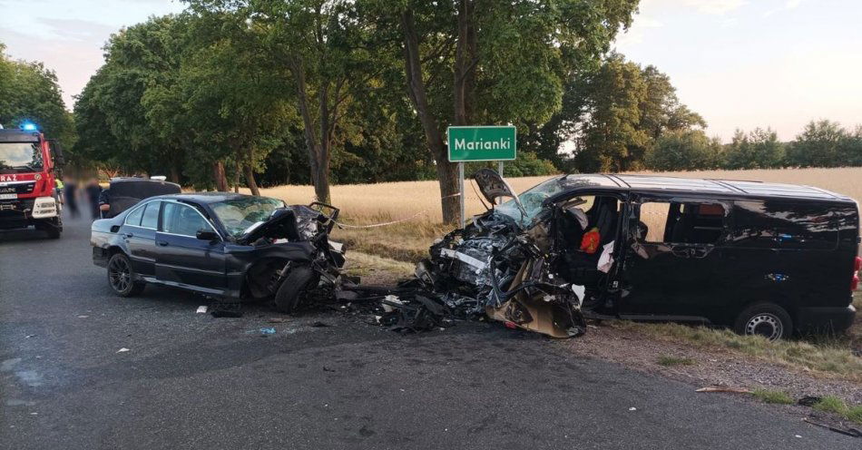 zdjęcie: Wypadek w Mariankach – nie żyje sprawca kierujący BMW – poszkodowani z ciężkimi obrażeniami / fot. KPP w Lipnie
