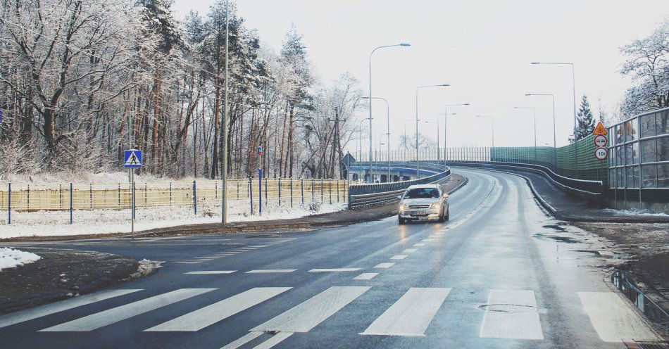 zdjęcie: Samochód wpadł do Warty z oblodzonej drogi; kierowca sam się wydostał z rzeki / v22916818