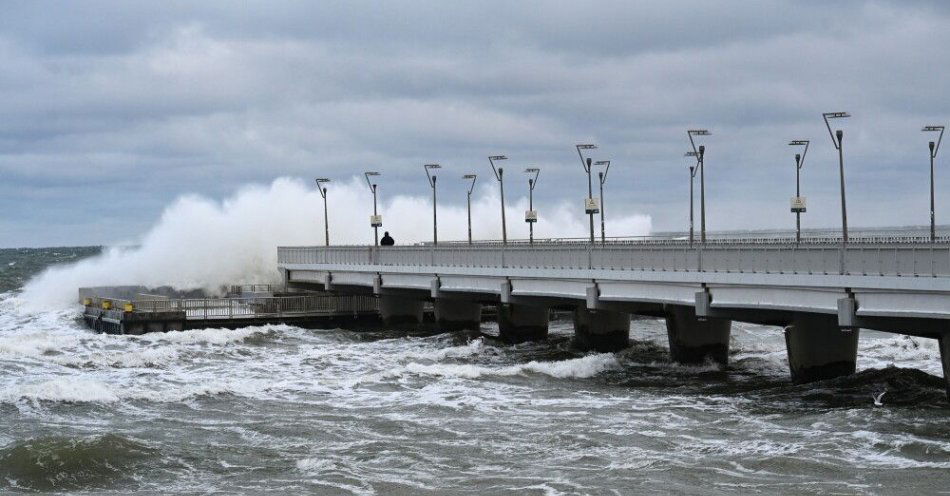 zdjęcie: IMGW wydał ostrzeżenie hydrologiczne II stopnia w warmińsko-mazurskim, nad Bałtykiem alert przed sztormem / Kołobrzeg, 11.01.2026. Sztormowe fale przy molo w Kołobrzegu, 11 bm. Wiatr na Bałtyku osiąga prędkość do 80km/h. (jm) PAP/Piotr Kowala