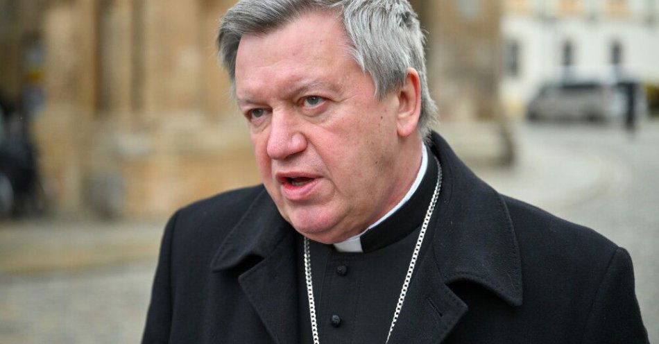 zdjęcie: Abp Kupny: księża influencerzy przysparzają więcej problemów niż korzyści / Wrocław, 11.02.2026. Metropolita wrocławski abp Józef Kupny na konferencji prasowej z okazji Światowego Dnia Chorego, 11 bm. we Wrocławiu. Podczas briefingu abp Kupny pobłogosławił samochód, który będzie służył podopiecznym Domu Opieki w Henrykowie, prowadzonego przez Caritas Archidiecezji Wrocławskiej. (mr) PAP/Maciej Kulczyński